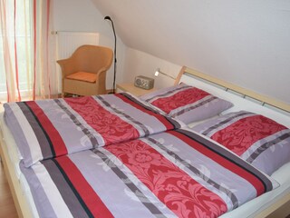 Schlafzimmer mit Doppelbett