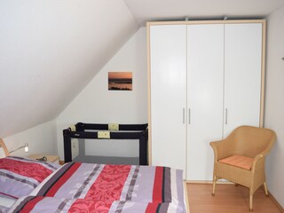 Kinderreisebett im Elternschlafzimmer