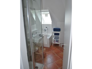 Badezimmer 1OG mit Dusche, Badewanne und WC