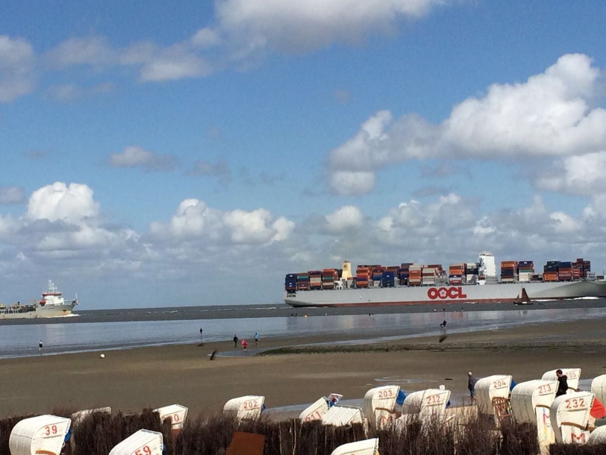 Frachter im Meer bei Ebbe