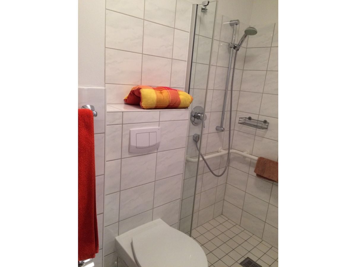 Badezimmer mit ebenerdiger Dusche