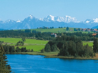 Alpen mit Zugspitze und Badesee