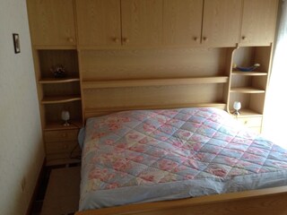 Schlafzimmer mit Doppelbett