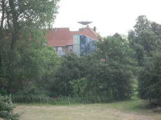 Blick auf das ElbSchloss mit Touristzentrum