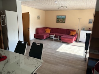 Blich durch das Wohnzimmer auf die Wohnlandschaft