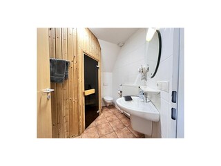 Bad mit Sauna im Erdgeschoss