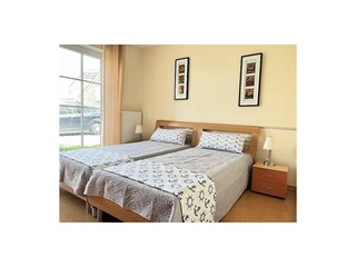Schlafzimmer mit 2 Einzelbetten als Doppelbett