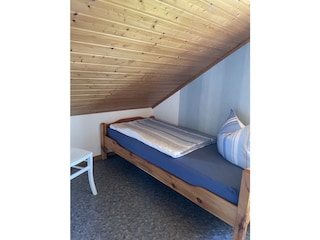 Im Dachgeschoss sind 2 Schlafzimmer mit je 2 Betten