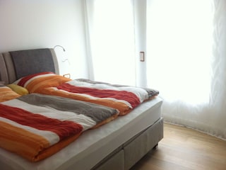 Schlafzimmer mit Boxspringbett