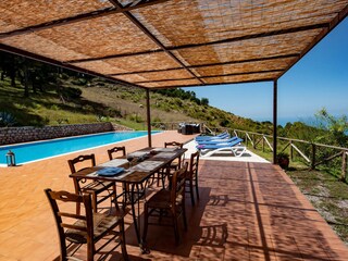 Schattiges Plätzchen am Pool der Villa Nebrodi