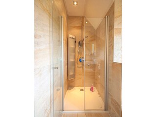 Badezimmer mit Dusche