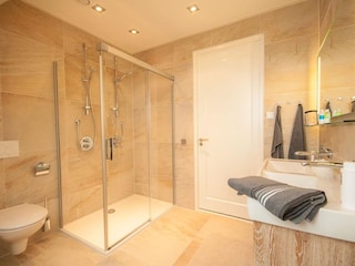 Badezimmer mit bodengleicher Dusche