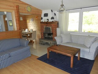 Gemütliches Wohnzimmer mit offenem Kamin