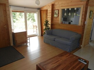 Blick aus dem Wohnzimmer auf die Terrasse