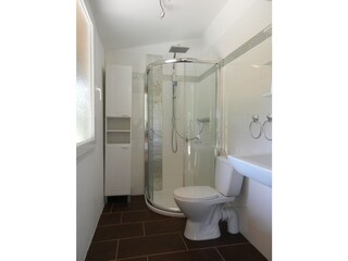 Bad mit Fussbodenheizung und Regendusche