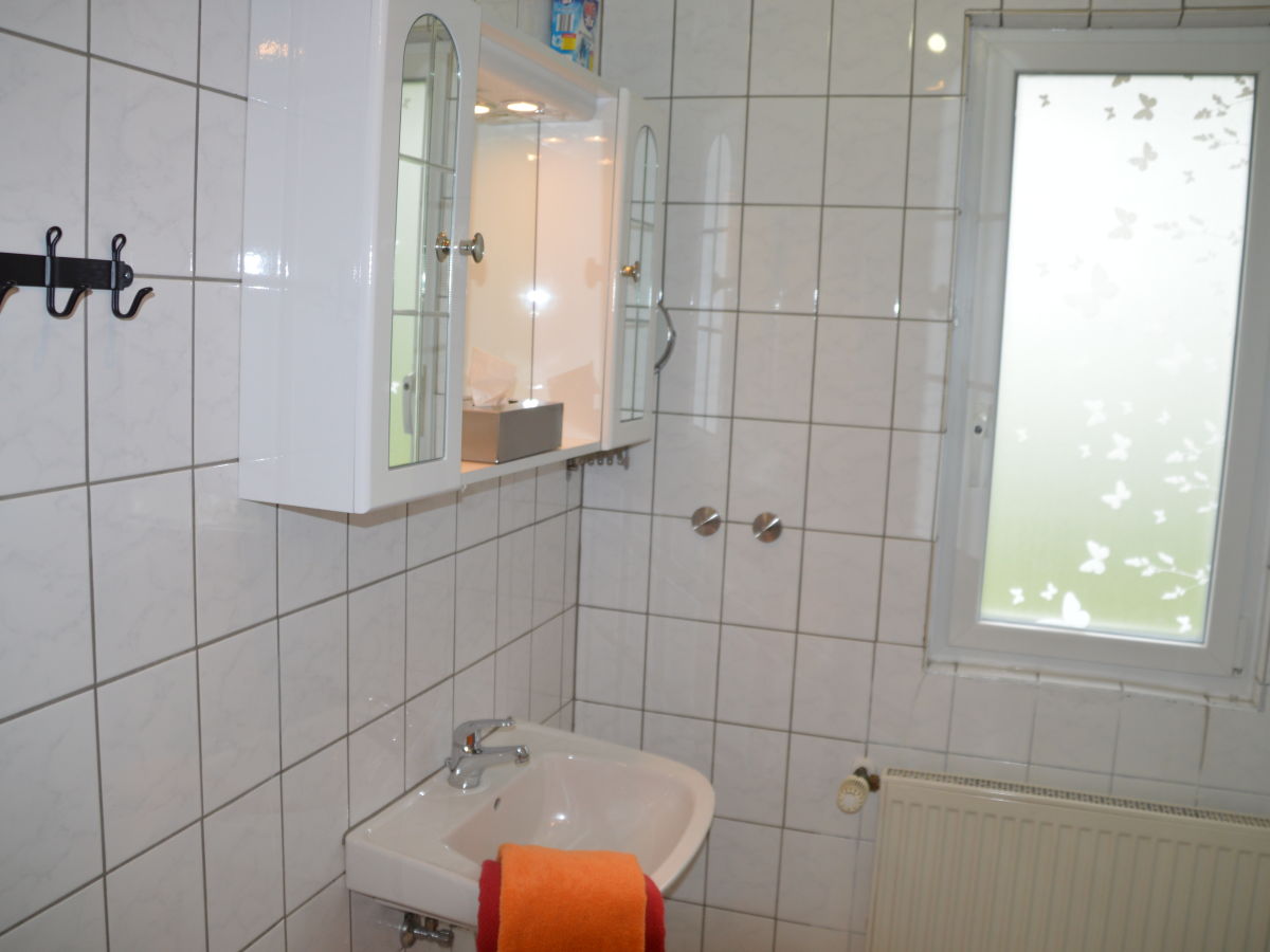 küchentheke hautnah hautnah stockbild bad im erdgeschoß ferienhaus eifelcottage family 9 ulmen firma frau küchentheke hautnah hautnah stockbild bad im erdgeschoß ferienhaus eifelcottage family 9 ulmen firma frau