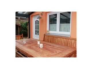 Esstisch im Kaltwintergarten des Fischerkottens