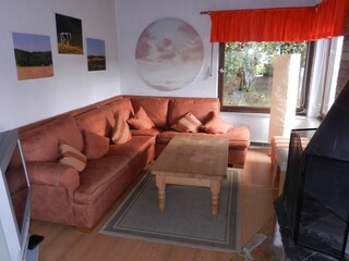 Wohnzimmer mit offenem Kamin