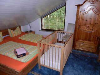 Schlafraum im OG mit Babybett