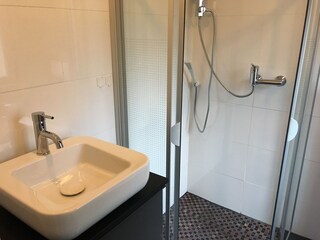 Neues Bad mit ebenerdiger Dusche