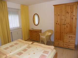 2 Fenster (Mückenschutz), Rollläden, auch Winterdecken