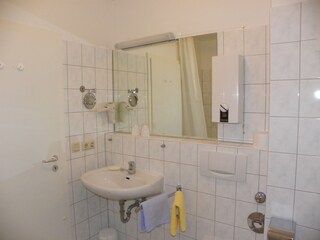 Kosmetikspiegel, Föhn, großer Spiegel, Wäsche inklusive