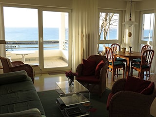 Weitwinkel: aus allen Fenstern phantastischer Meerblick