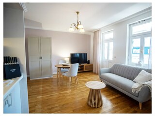 Das Wohnzimmer mit Flat-TV.