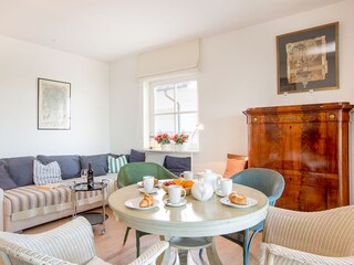 Das Wohnzimmer mit sehr geschmackvoller Einrichtung.