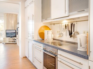 Küche und Wohnzimmer trennt eine Schiebetür.
