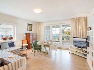 Das Wohnzimmer mit Balkon zum Meer.
