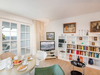 Flat-TV und Stereoanlage sind vorhanden.
