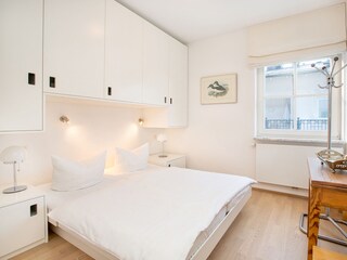 Das Schlafzimmer mit viel Stauraum.