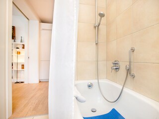 Blick in die integrierte Dusche (Badtür ist vorhanden).