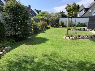 großer gepflegter Garten in Südwestausrichtung