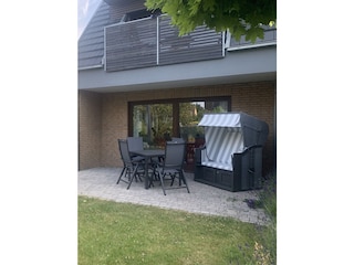 Südwest-Terrasse mit Strandkorb und Gartenmöbeln