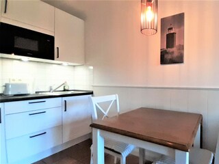 Küche mit kleiner Essecke