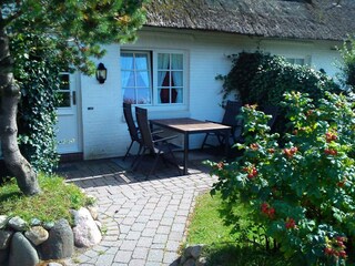 Eingang, Terrasse und Zugang zum Garten