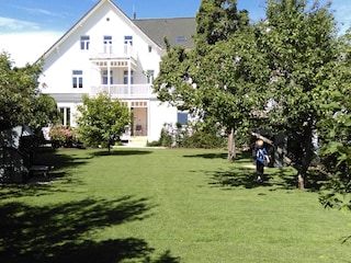Garten der Villa mit altem Obstbaumbestand