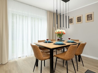 Stilvolle Esszimmerbeleuchtung und elegante Holzmöbel.