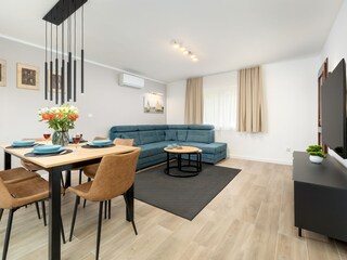 Elegante Wohnzimmereinrichtung mit stilvollen Holzmöbel
