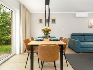 Elegante Wohnzimmereinrichtung mit stilvollen Holzmöbel