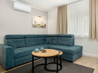 Elegante Wohnzimmereinrichtung mit stilvollen Holzmöbel