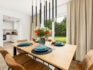 Stilvolle Esszimmerbeleuchtung und elegante Holzmöbel.