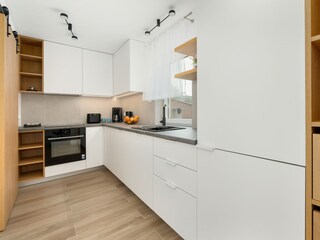 Moderne Küche mit Granit-Arbeitsplatte und Holzschränke
