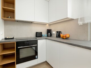 Moderne Küche mit Granit-Arbeitsplatte und Holzschränke