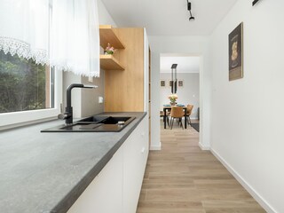 Moderne Küche mit stilvollen Holz- und Granitakzenten.
