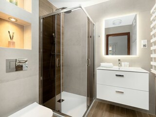 Elegantes Bad mit moderner Dusche und stilvollem Waschb