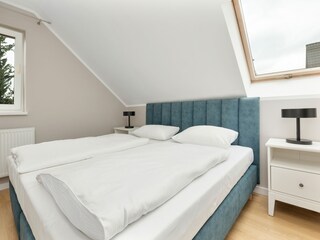 Gemütliches Schlafzimmer mit eleganter Holzeinrichtung.