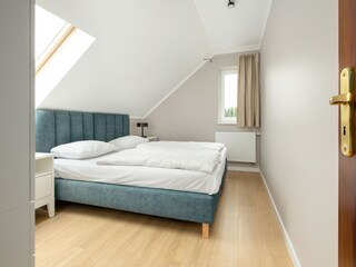 Gemütliches Schlafzimmer mit eleganter Holzeinrichtung.